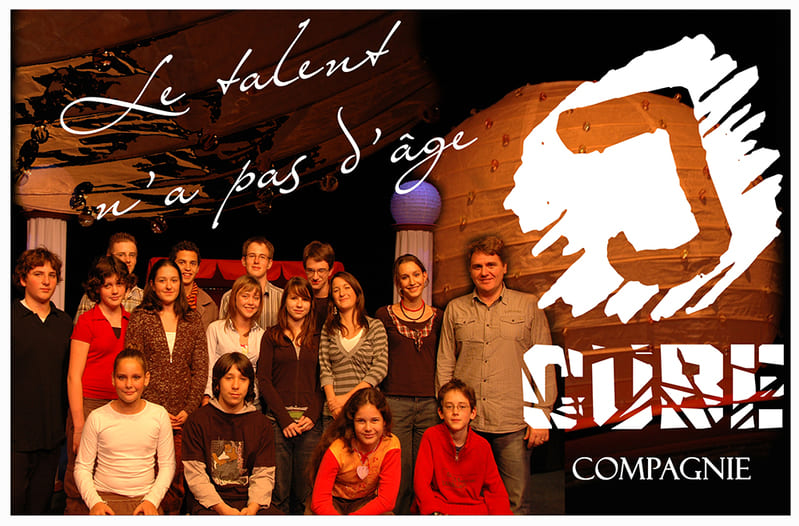 Membres de la jeune troupe JCube en atelier de théâtre, pratiquant des exercices d’expression et de jeu scénique