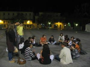 Jeunes comédiens en réunion en plein air Jeunes acteurs discutant et échangeant lors d’une réunion en plein air