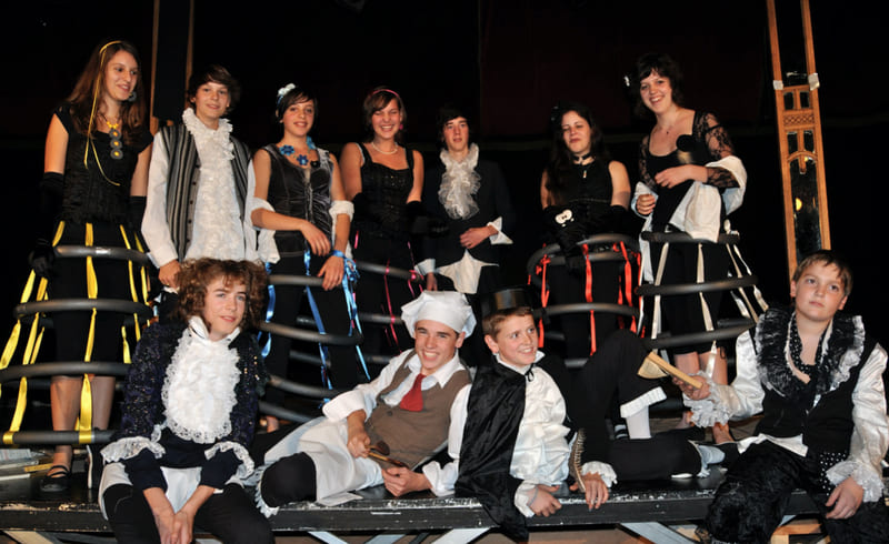 troupe de jeunes acteurs du spectacle Les femmes savantes 2010