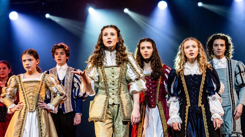 troupe de jeunes acteurs sur scène en représentation théâtrale