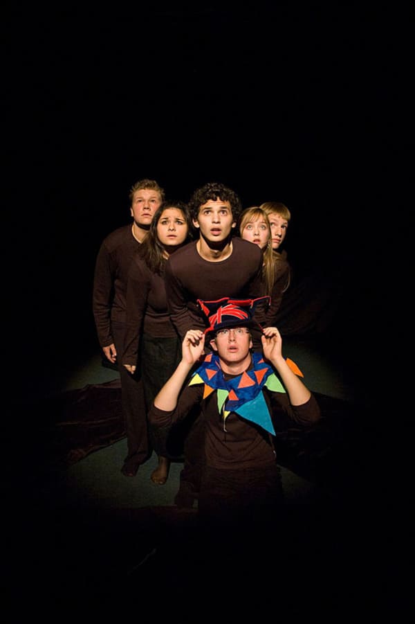 Jeunes comédiens de la troupe JCube en pleine représentation